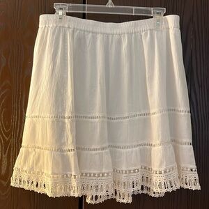 Old Navy white mini skirt. Size Medium.